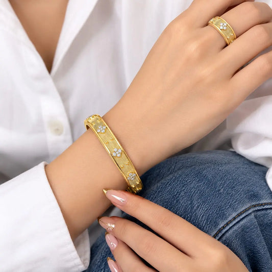 Royal Clover Textured 18K Gold Bangle & Ring Set