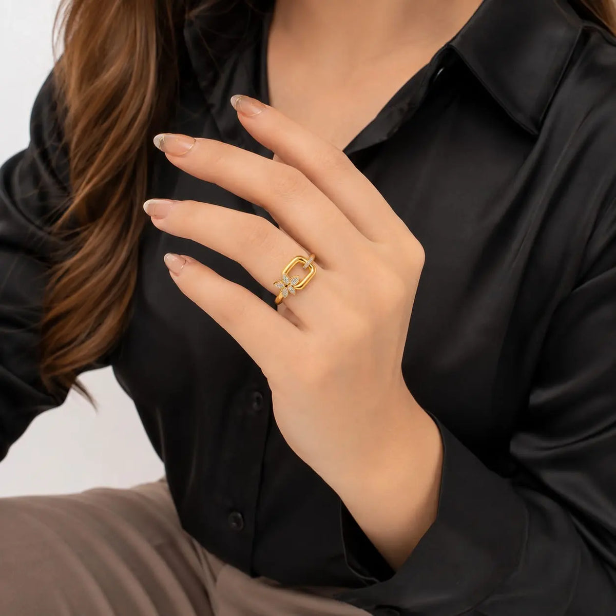 Royal Floral Link 18K Gold Bangle