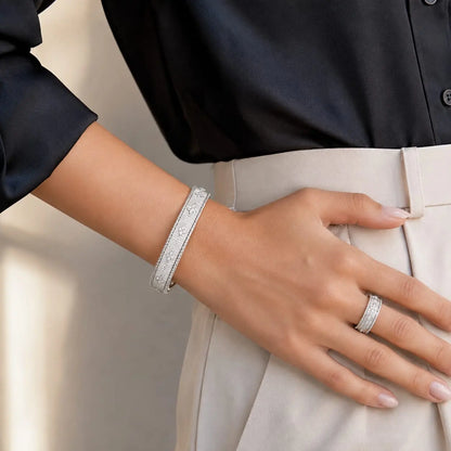 Royal Clover Ribbed 18K White Gold Bangle & Ring Set